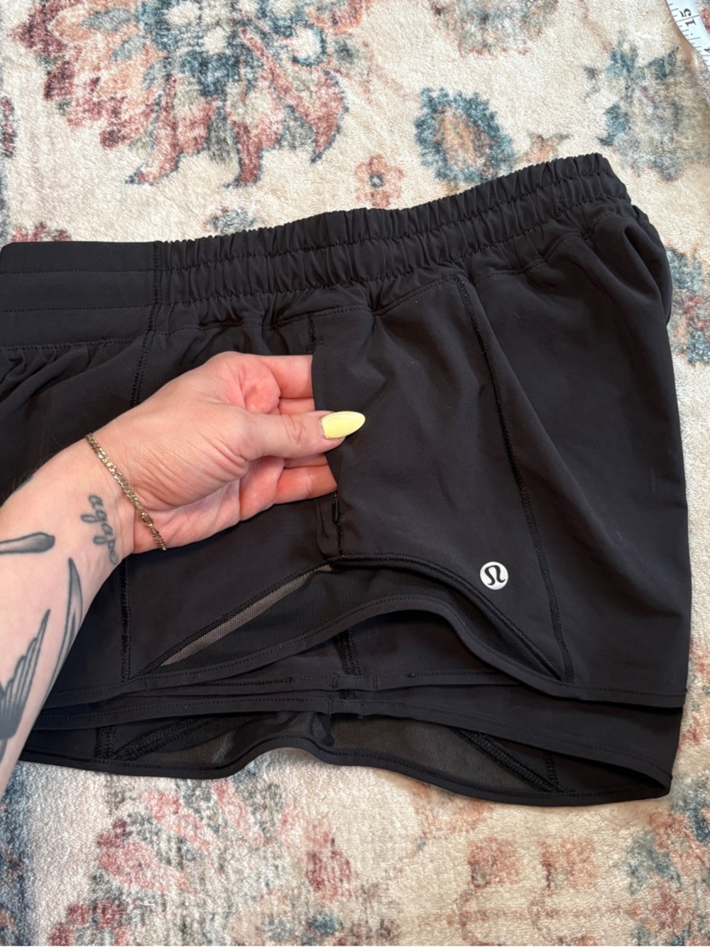 lululemon athletica hotty hot short 2.5”-black - Picture 3 of 5
